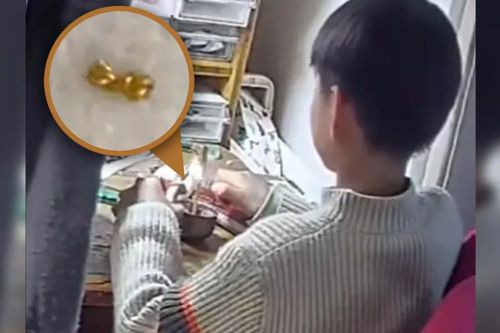 Bé trai Trung Quốc cắn nát dây chuyền vàng của mẹ tặng bạn cùng lớp