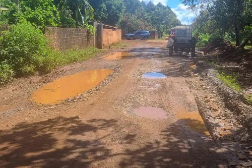 Gia Lai: xe chở cát trọng tải lớn 'cày nát' đường dân sinh tại xã Ia O
