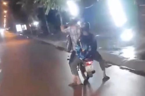 Cảnh sát giao thông TP Hồ Chí Minh xác minh clip thanh niên bốc đầu 'làm xiếc' trên xe máy