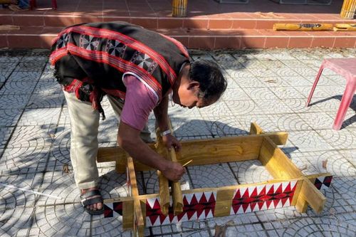 Giữ gìn và phát huy nghề điêu khắc của đồng bào Cơ Tu