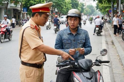 Lắp gương thời trang, gương gù có bị phạt không?