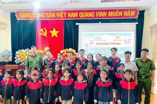 Gia Lai: Công an xã Hra trao tặng áo ấm cho trẻ em nghèo