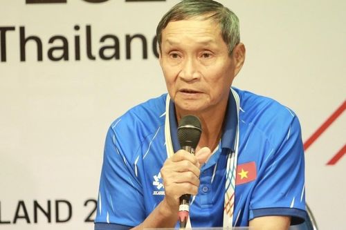 HLV Mai Đức Chung nhận trách nhiệm, không trách trọng tài khi thua Philippines