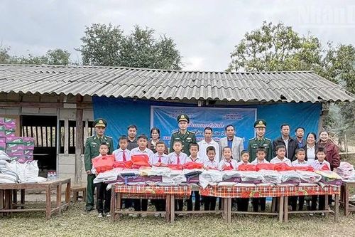 Sơn La: Tặng quà cho học sinh điểm trường khó khăn của nước bạn Lào