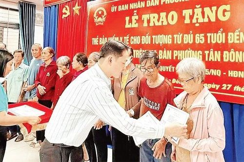 Những tấm thẻ bảo hiểm nghĩa tình