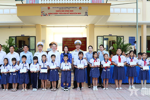 Hải đoàn 129 tặng quà học sinh nghèo vượt khó tại tỉnh Đồng Tháp