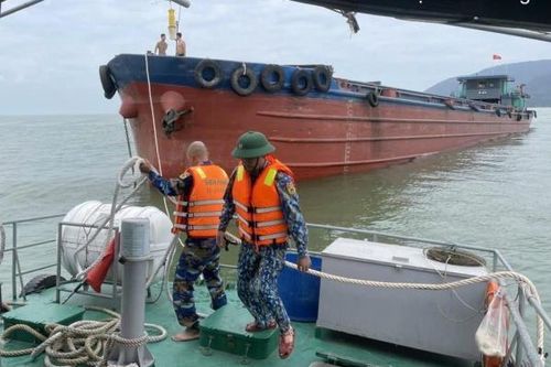 Lai dắt tàu hàng bị hỏng máy, trôi neo trên khu vực vịnh Đà Nẵng vào bờ an toàn