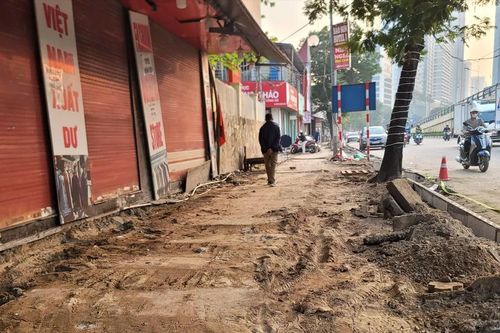 Cuối năm, vỉa hè ở Hà Nội lại đào bới ngổn ngang