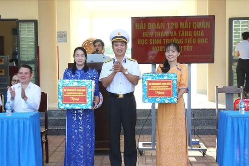 Hải đoàn 129 Hải quân tặng quà học sinh nghèo vượt khó tại Đồng Tháp