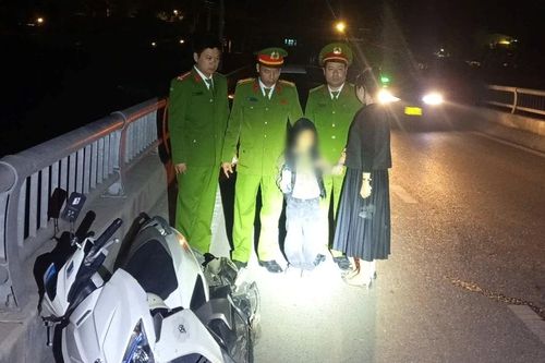 Chồng mất, người phụ nữ buộc tay con lên đỉnh cầu định tự tử