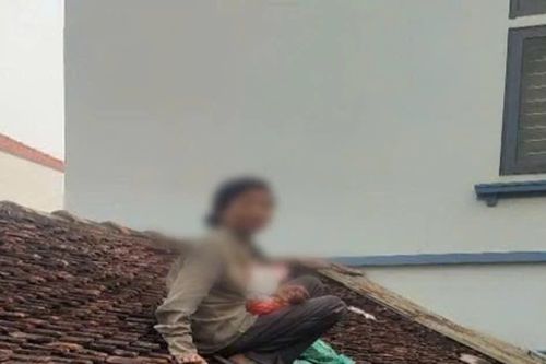 Kịp thời giải cứu một phụ nữ trên nóc nhà dân tại Hà Nội