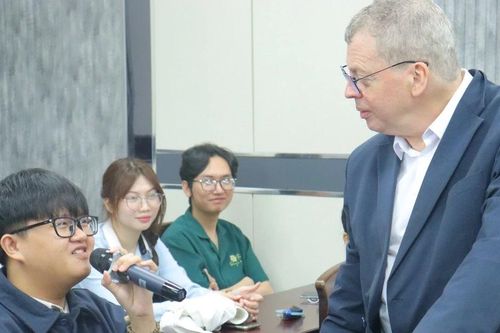 Dạy ngôn ngữ qua văn học: Chạm đến chiều sâu văn hóa