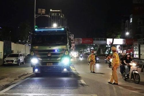 Nhiều tài xế điều khiển xe quá tải bị CSGT xử phạt nghiêm