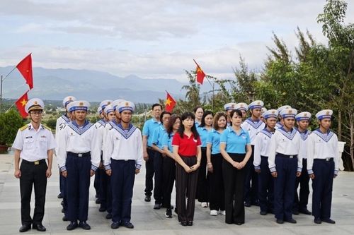 Kiều bào tại Ba Lan trao tặng Vườn rau xanh cho đảo Trường Sa Lớn