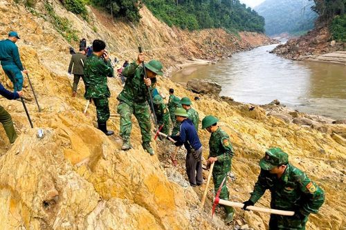 Đồn Biên phòng Mỹ Lý hỗ trợ địa phương tu sửa tuyến đường bị hư hỏng hoàn toàn sau mưa lũ