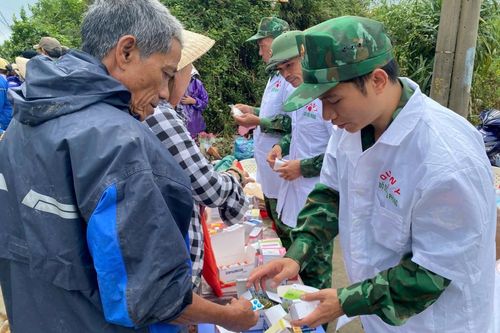 Tình thương, trách nhiệm của người lính quân y BĐBP ở vùng tâm lũ đi qua