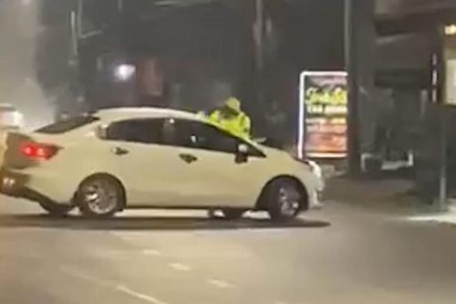 Tạm giữ đối tượng vi phạm nồng độ cồn, tông thẳng vào CSGT khi bị kiểm tra