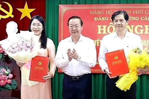 Cần Thơ công bố nhiều quyết định về công tác cán bộ