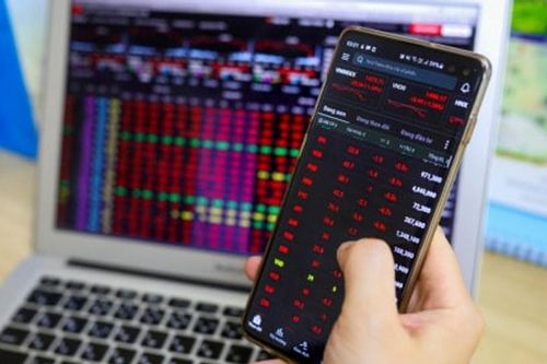 VN-Index tăng hơn 12 điểm, thị trường tiếp diễn 'xanh vỏ, đỏ lòng'