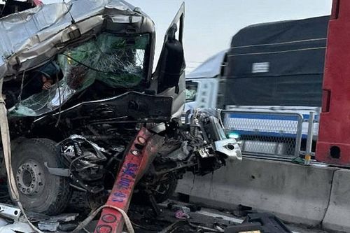 Xe tải va chạm xe đầu kéo trên cao tốc Bùng - Vạn Ninh, 2 người tử vong