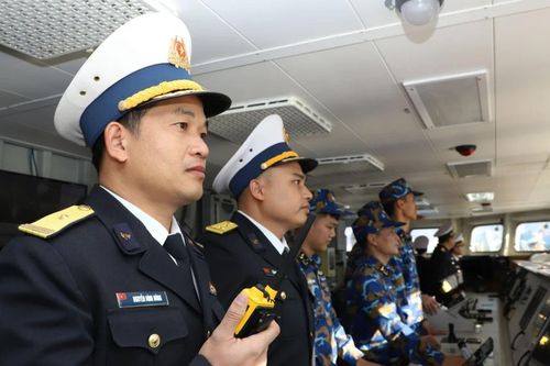 Chiến hạm Trần Hưng Đạo lần đầu tiên tới căn cứ Hải quân Kure