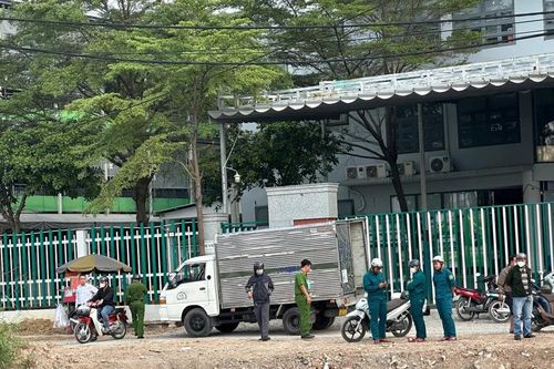 Phong tỏa hiện trường thi thể người đàn ông phân hủy dưới kênh ở TPHCM