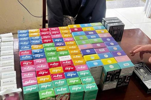 Kiểm tra người bê thùng giấy nghi vấn, phát hiện hàng trăm máy thuốc lá điện tử