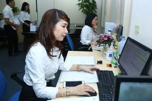 Phú Thọ yêu cầu cán bộ không mặc váy ngắn, quần jeans đi làm