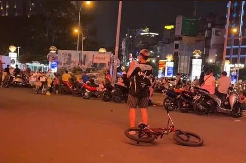 'Diễn xiếc' xe đạp giữa phố đông, 2 thiếu niên bị xử phạt