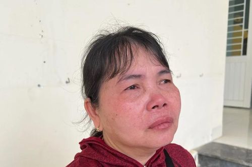 Người phụ nữ khiếm thị bật khóc khi nhận hỗ trợ từ kiều bào Séc sau lũ lụt