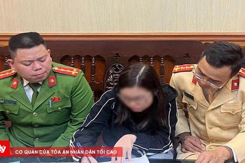 Bị xử phạt sau khi ôtô mắc kẹt trên đường ray khi cố tình đi vào đường cấm