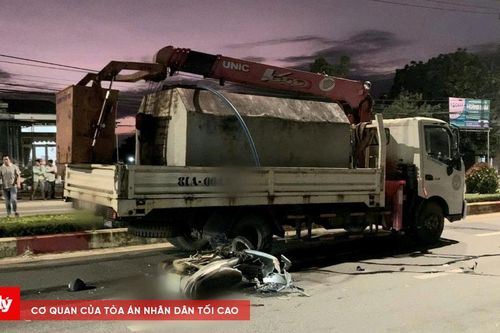 Clip người đàn ông chạy xe máy tốc độ cao tông vào xe tải dẫn đến tử vong