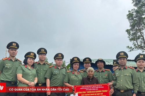 Công an Gia Lai và Hà Nội trao quà cho học sinh vùng lũ, triển khai 'Chiến dịch Quang Trung' xây nhà cho dân