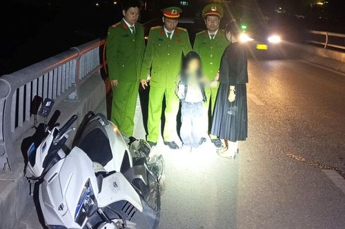 Đau buồn vì chồng mất, người phụ nữ 26 tuổi định nhảy sông tự tử cùng con