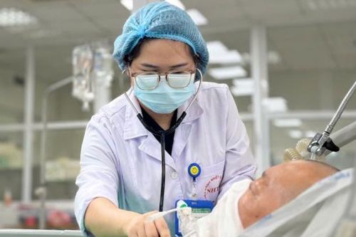 Khoảnh khắc căng thẳng cấp cứu người đàn ông chuyển từ Thái Lan về
