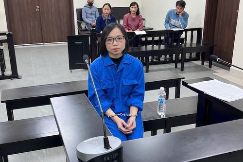 Cựu nhân viên ngân hàng rút tiền của hàng loạt khách để tiêu xài
