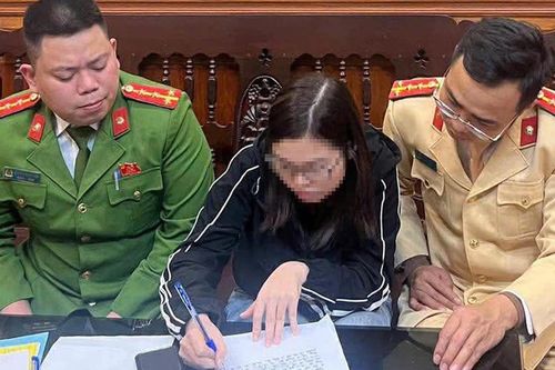 Tàu phải dừng khẩn cấp vì ô tô mắc kẹt trên đường ray, nữ tài xế bị phạt