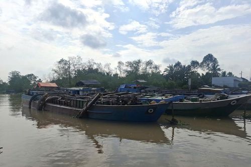 Bắt quả tang 4 phương tiện tàng trữ khoáng sản trái phép trên sông