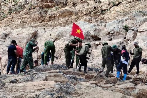 Mỹ Lý huy động tổng lực làm đường, đưa điện về bản bị cô lập Cha Nga