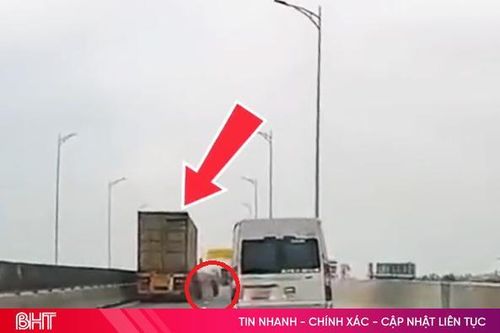 Container rơi 2 bánh xe khi lưu thông trên cao tốc ở Hà Tĩnh