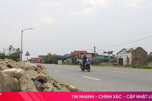 Rác thải xây dựng chất đống bên đường ven biển