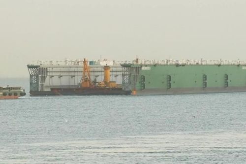 Ụ nổi khổng lồ Green Dock 3 được kéo an toàn qua Kênh đào Suez