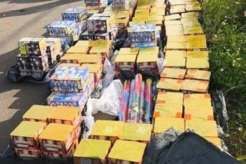 Truy đuổi hơn 60 km bắt giữ xe ô tô chở gần 500 kg pháo lậu