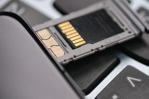 Khe cắm microSD tưởng chừng bị khai tử bất ngờ 'comeback' smartphone?
