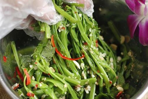 2 loại rau 'khoái khẩu' mùa lạnh dễ thành ổ sán, đứng đầu bảng ngoài chợ bán đầy