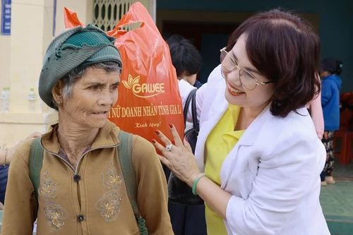 100 suất quà đến với đồng bào vùng 'cổng trời' Mang Yang