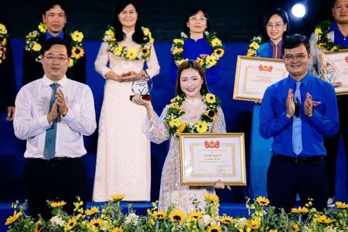 Ca sĩ Hòa Minzy được vinh danh tại Giải thưởng 'Tình nguyện quốc gia' 2025