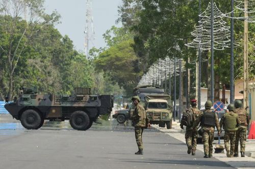 Tổng thống Talon tuyên bố đập tan nhóm binh sĩ đảo chính, Nigeria điều chiến đấu cơ hỗ trợ