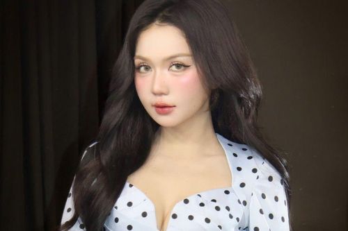 Chiếc điện thoại 64 triệu của Ngọc Trinh