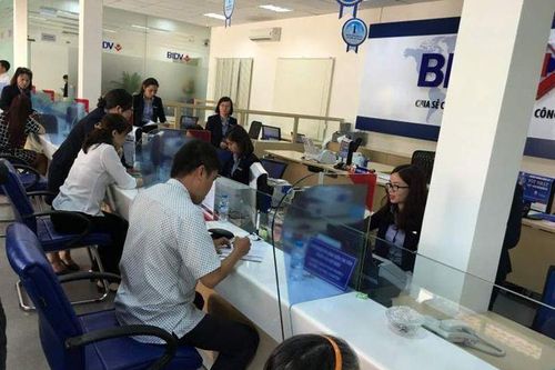Vì sao lãi suất tiết kiệm online luôn 'nhỉnh' hơn tại quầy?